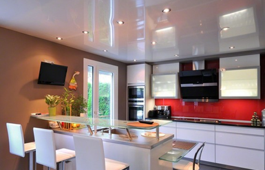 Натяжные потолки на кухне